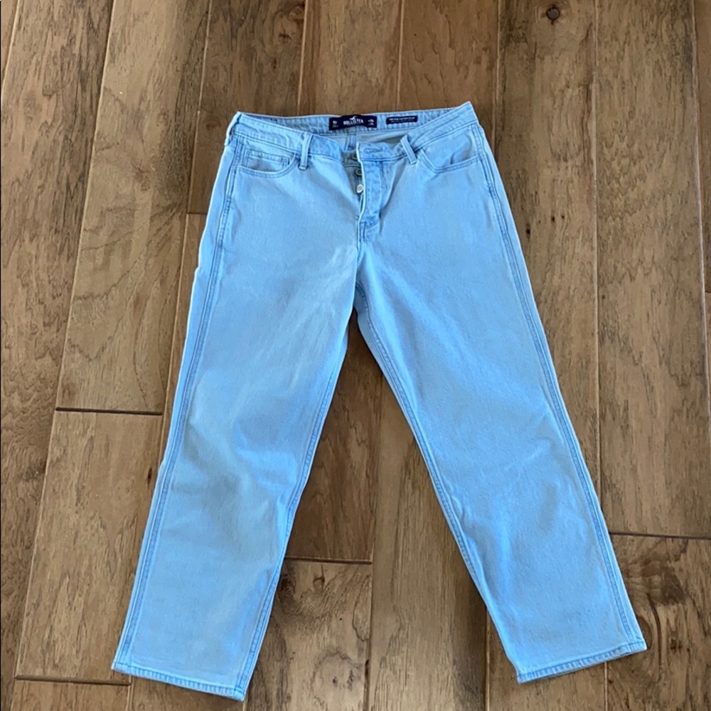 NEVERWORNLight wash Hollister crop boyfriend jeans